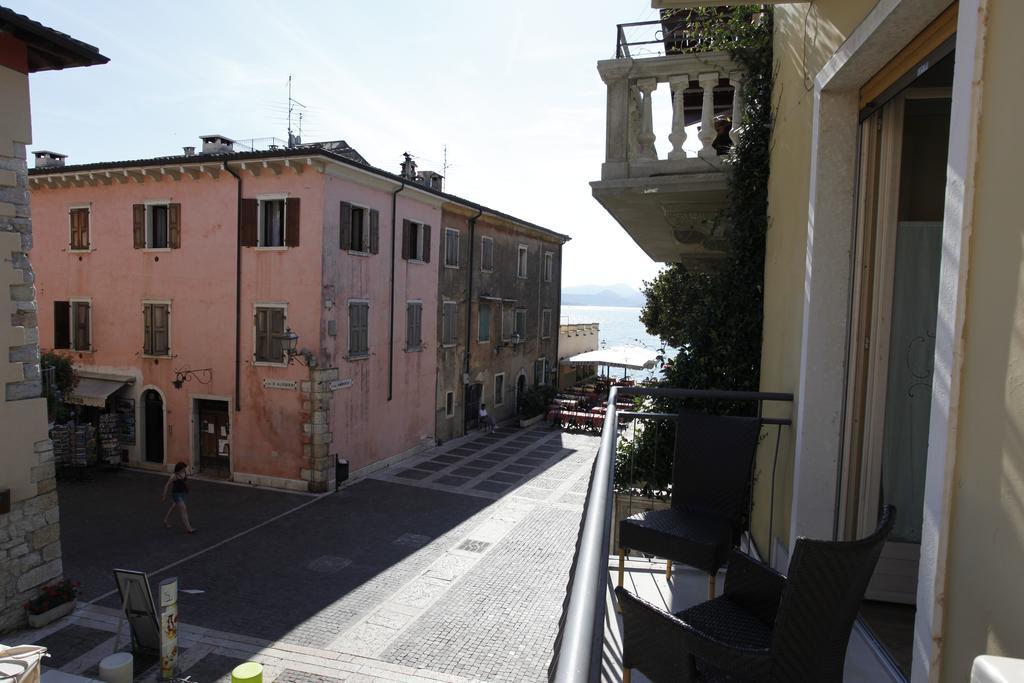 Appartamenti Piazza Umberto I Torri Del Benaco Room photo